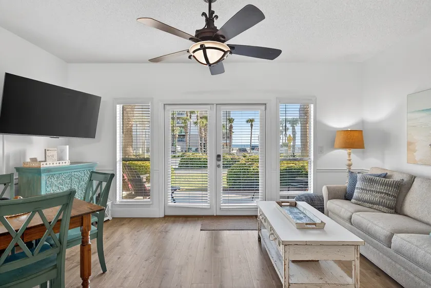Adorable condo directement en face de la plage! Parfait pour les couples ou les petites familles! Belle piscine !! - Image 1