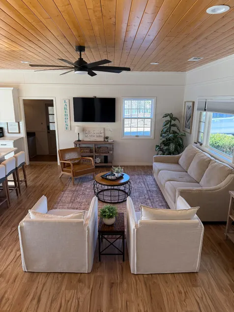 Lake Hartwell Waterfront Retreat w/ Hot Tub - Image 1