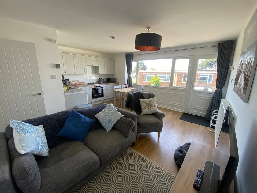 Beau - Brambles Chine, Colwell Bay, Nr Yarmouth - 5 star WiFi - Short walk to The Hut and beach - Ferry offers - Image 1