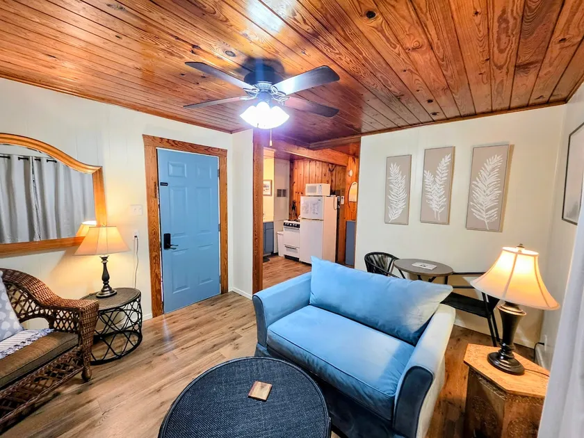#07 - Lakeview One Bedroom Cottage-Pet Friendly - Image 1