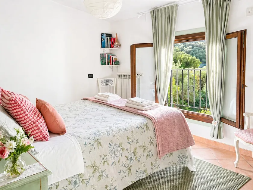 Romantic retreat with a view of olive groves near Imperia - Image 1