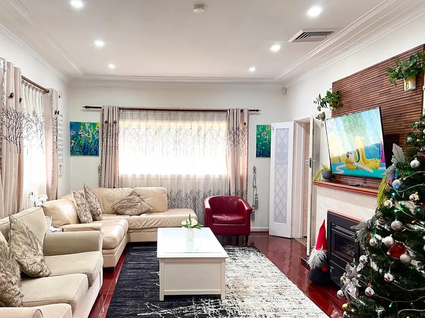 Comfy & convenient, 5 mins walk to train stations - Image 1