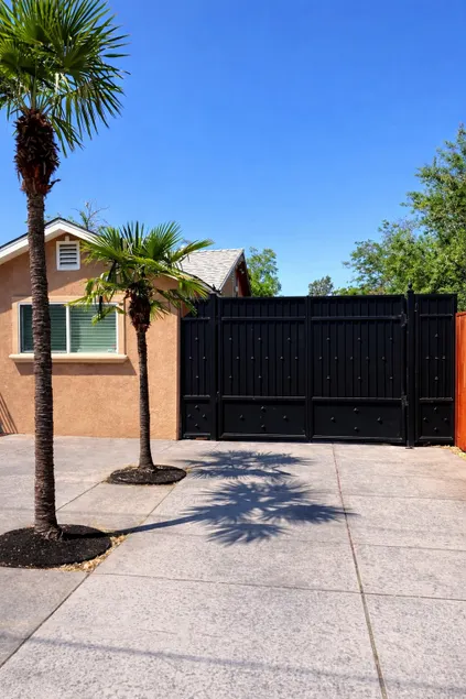 2Bd, 1.5Bath in Central location, secured parking - Image 1