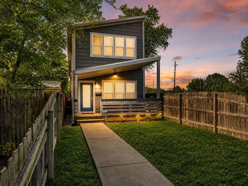 Urban Luxury | Walkable | Easy Parking | Spacious! - Image 1