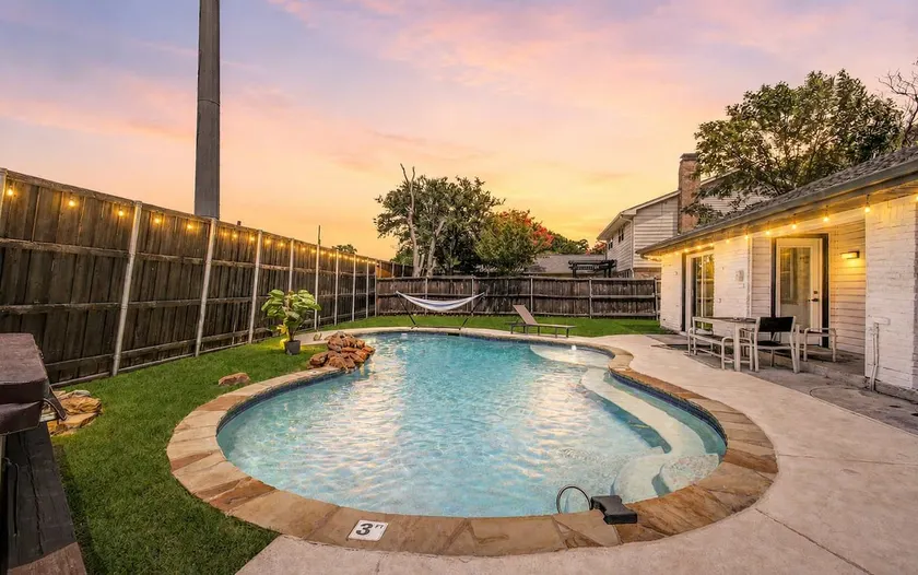 Perfect Getaway Home w Pool Jacuzzi Cinema Room - Image 1