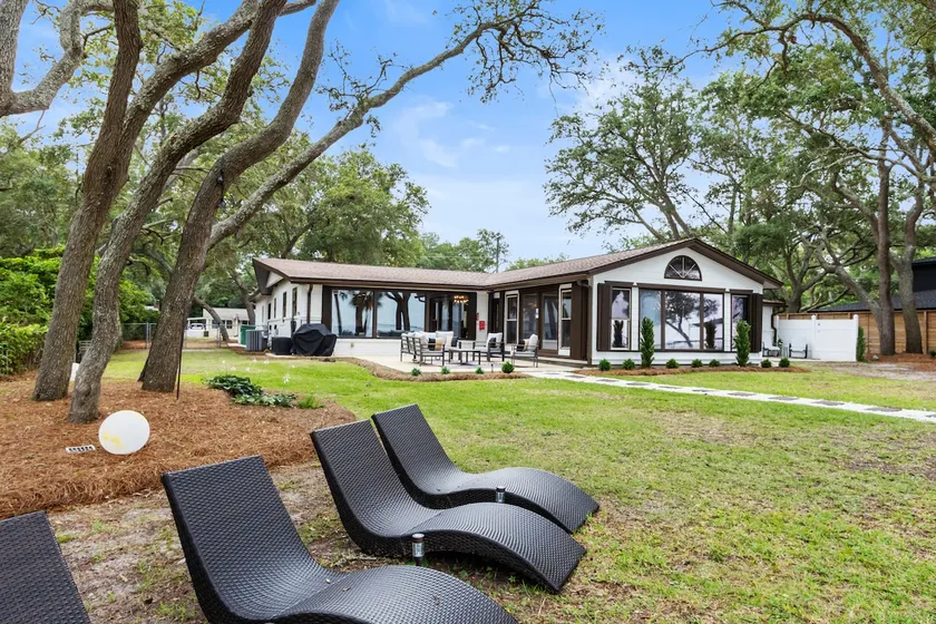 NEW Waterfront Escape - Paddleboards, GYM, Easy Living and Fun-inclusive - Image 1