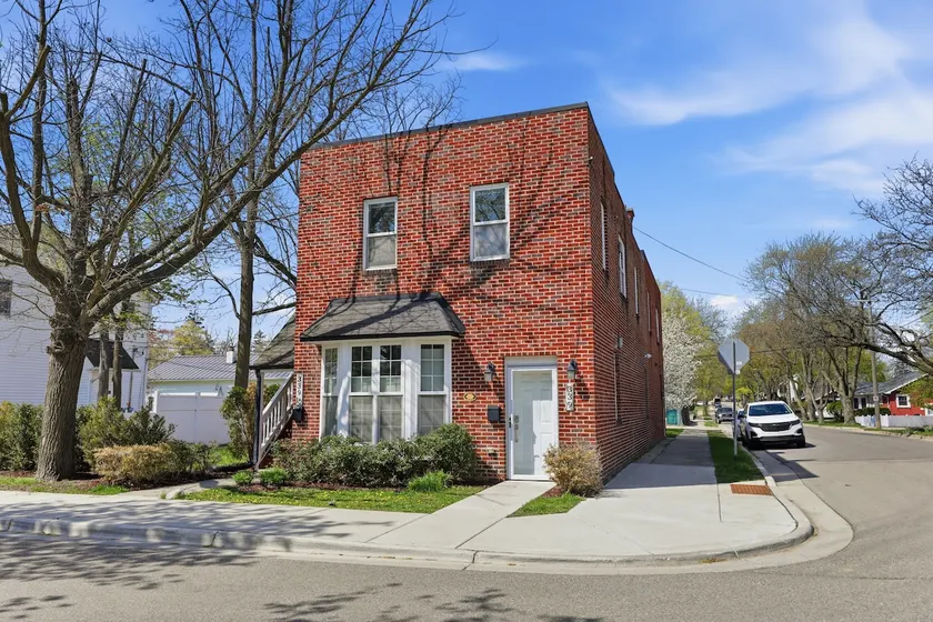 Downtown Rochester Gem! - Image 1