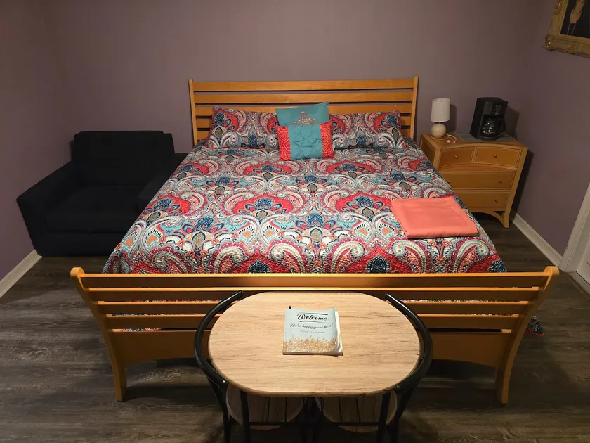 King size private master suite 5 minutes from I4. - Image 1