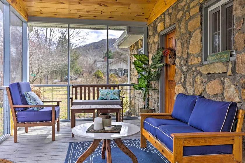 Screened Porch: 'The Rock Cottage' in Hot Springs - Image 1