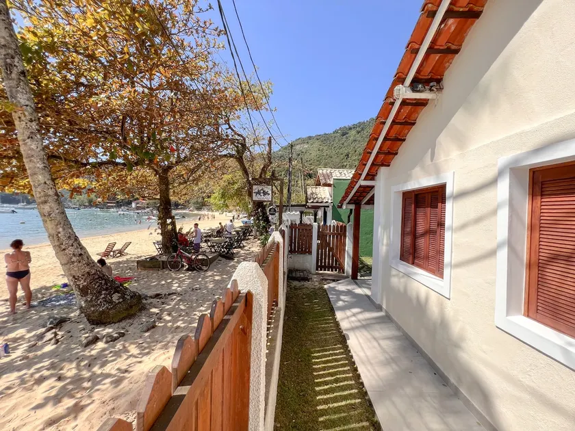 Amazing beachfront house with a yard - Image 1