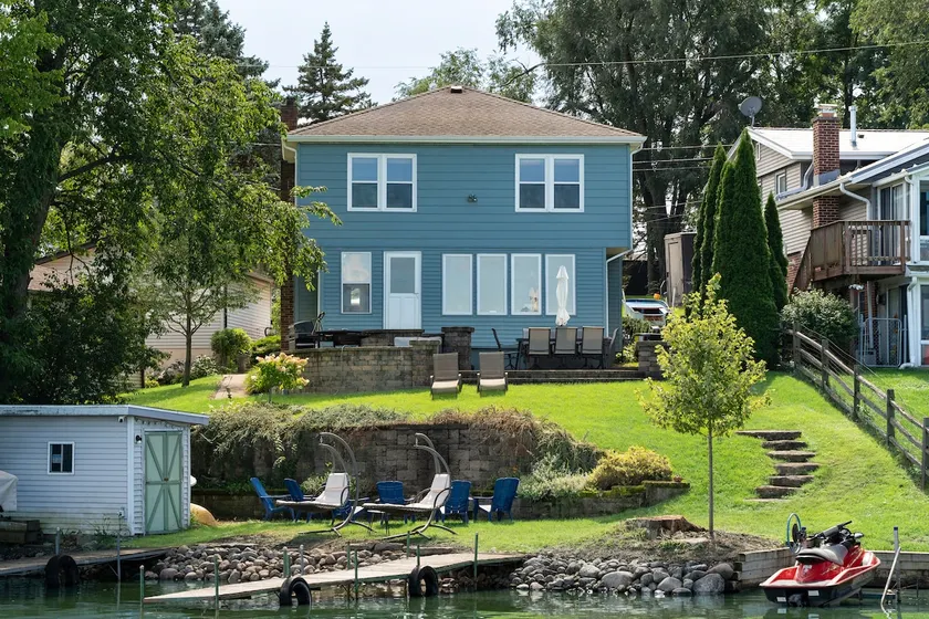 Lakefront Retreat Sleeps 12, Hot Tub, Boats, 1Gig Fibre, Pets, Wilmot Ski - Image 1