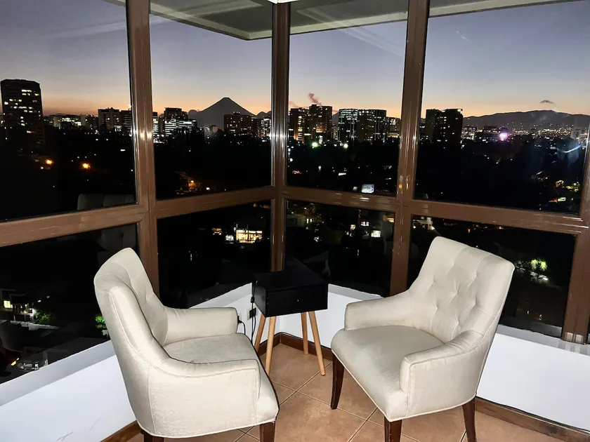 Private Top-Floor Loft in Z.15 AC, Views & Parking - Image 1