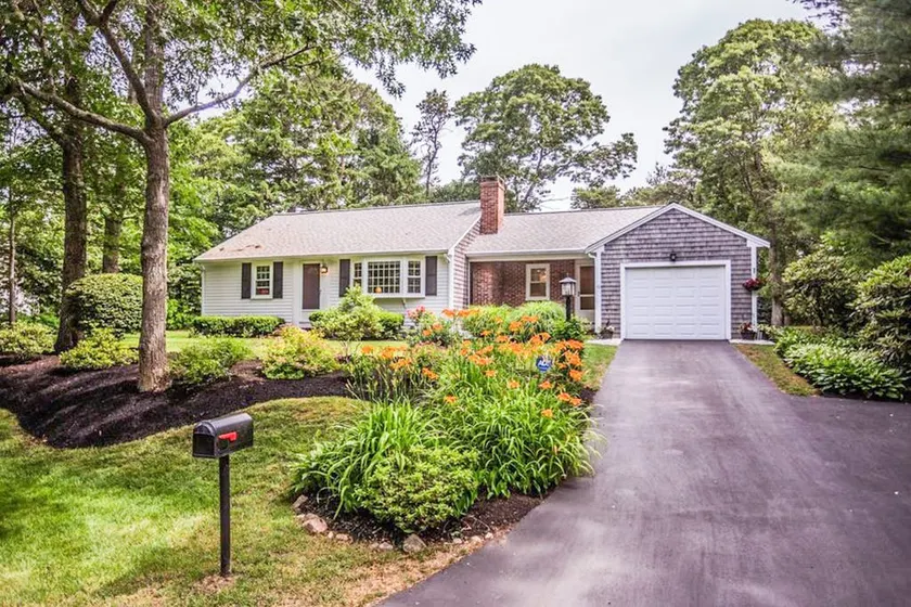 Charming Cape Getaway: Walk to Shops, Golf & More - Image 1