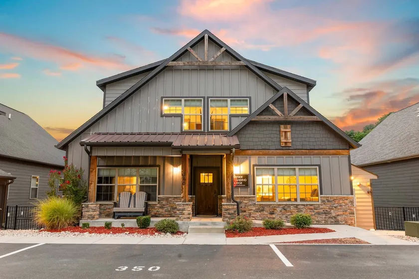 Table Rock Lake View! Two Community Pools! - Image 1
