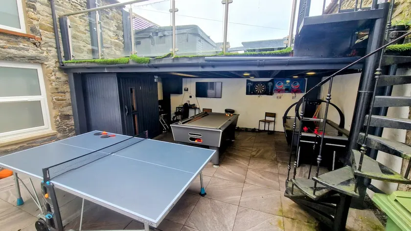 Brackendale Luxury Townhouse, hot Tub,sauna, Games - Image 1