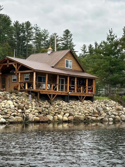 Lake Front Home with water side hot tub - Image 1
