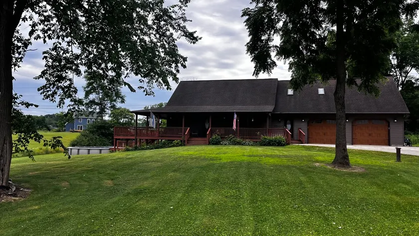 Gorgeous farmhouse in the heart of the Fingerlakes - Image 1