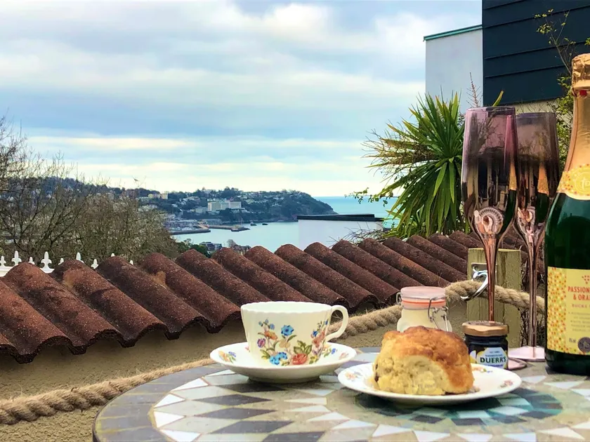 Peaceful retreat with amazing sea & harbour views - Image 1