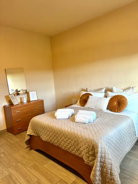 2-bedroom apartment + view of Tuscan hills - Image 1
