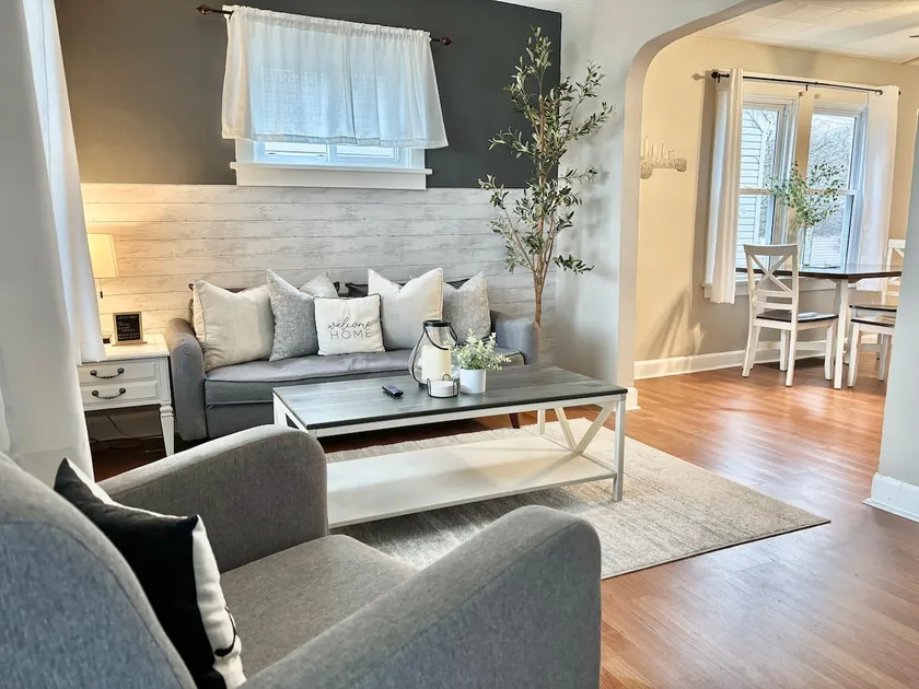 Cute & Cozy Colonial Near Airport & CLE - Image 1