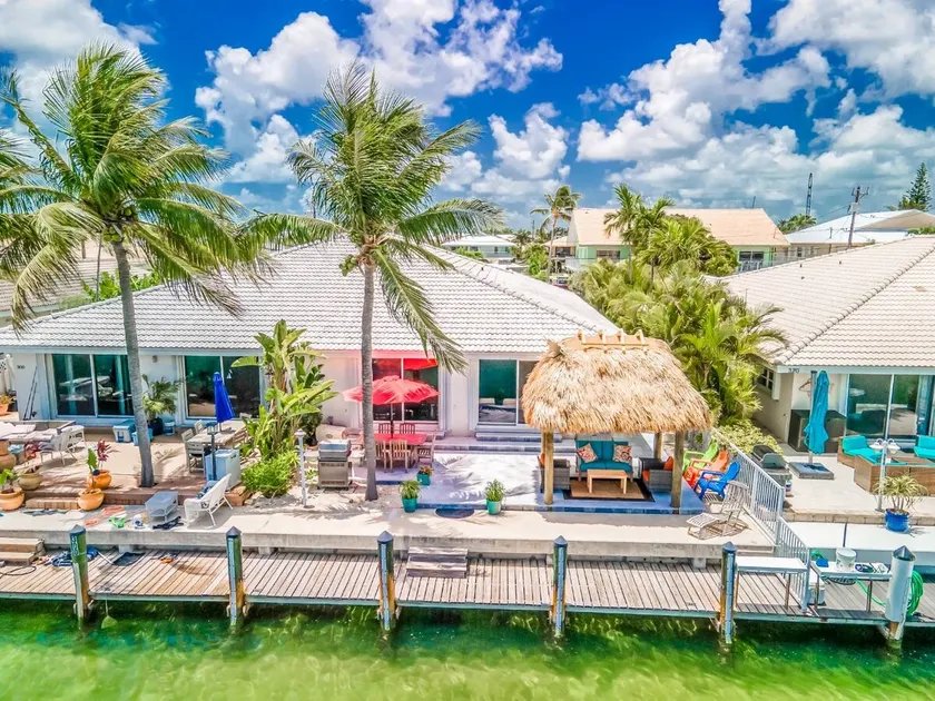 Tropical Breezes is a spacious 3bed/2bath half duplex in desirable Key Colony Beach with dockage & Cabana Club access - Image 1