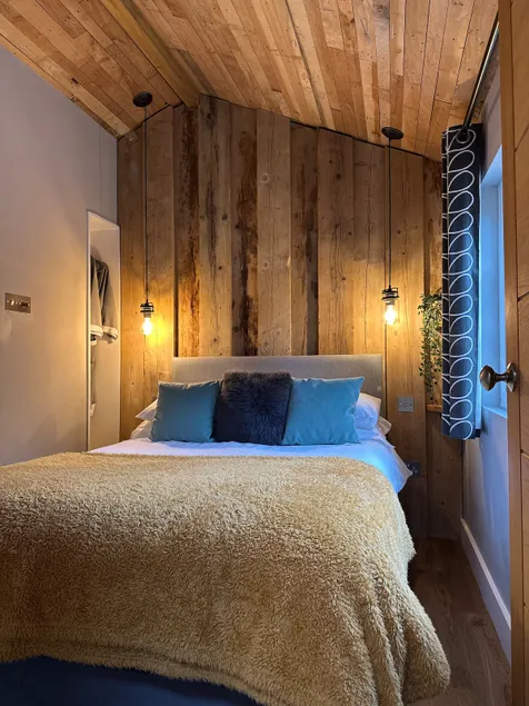 Luxurious converted stable. - Image 1