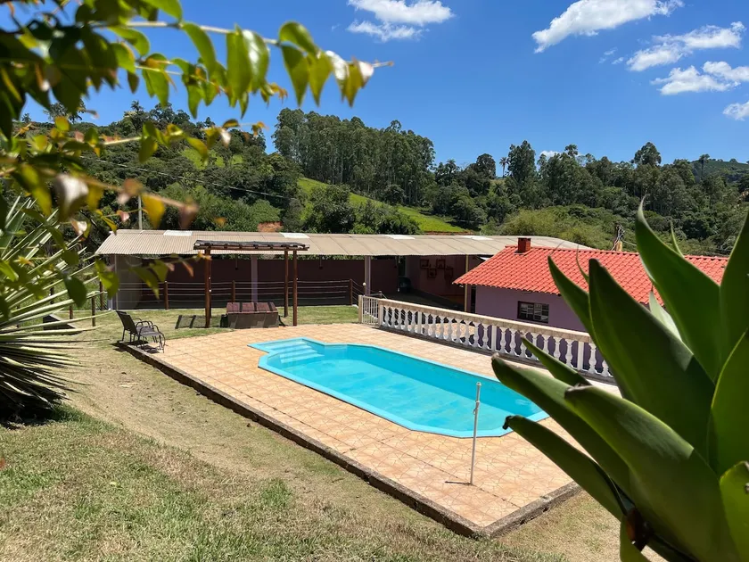 A vacation home in Minas Gerais surrounded by nature. - Image 1