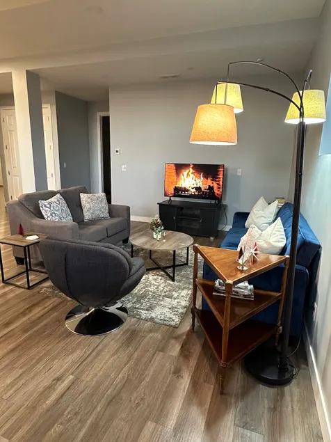 Gorgeous Modern Dwntwn 3 Bdrm/2 Bath Spacious Apt - Image 1