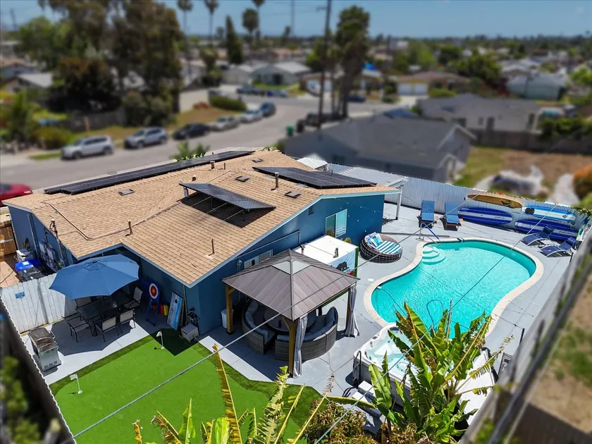 Heated Pool, XXL Spa, Mini-Golf & Chef’s Kitchen! - Image 1
