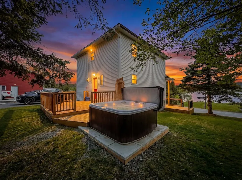 40 mins from St. John’s with a HOT TUB! - Image 1