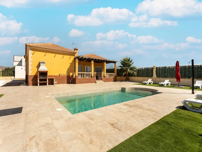 Fritidshus med pool - Image 1