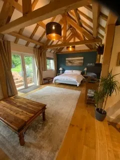 A delightful oak-framed studio, own entrance. - Image 1