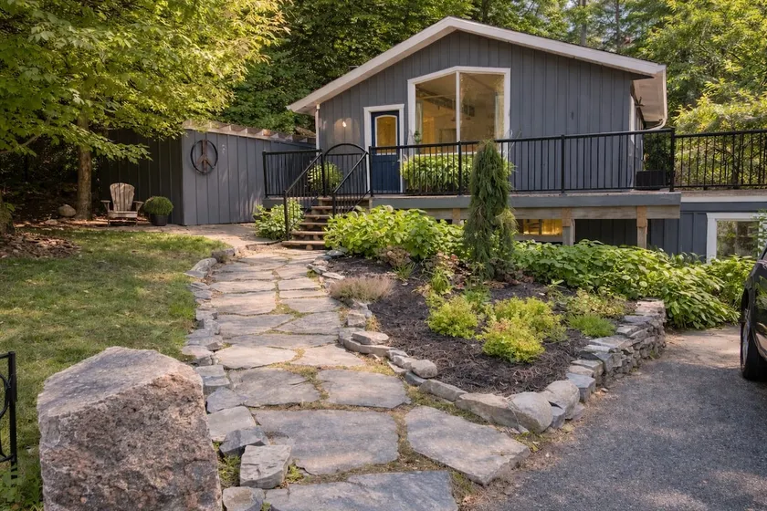 Muskoka Chalet - Hot Tub - Sleeps 6 - Image 1