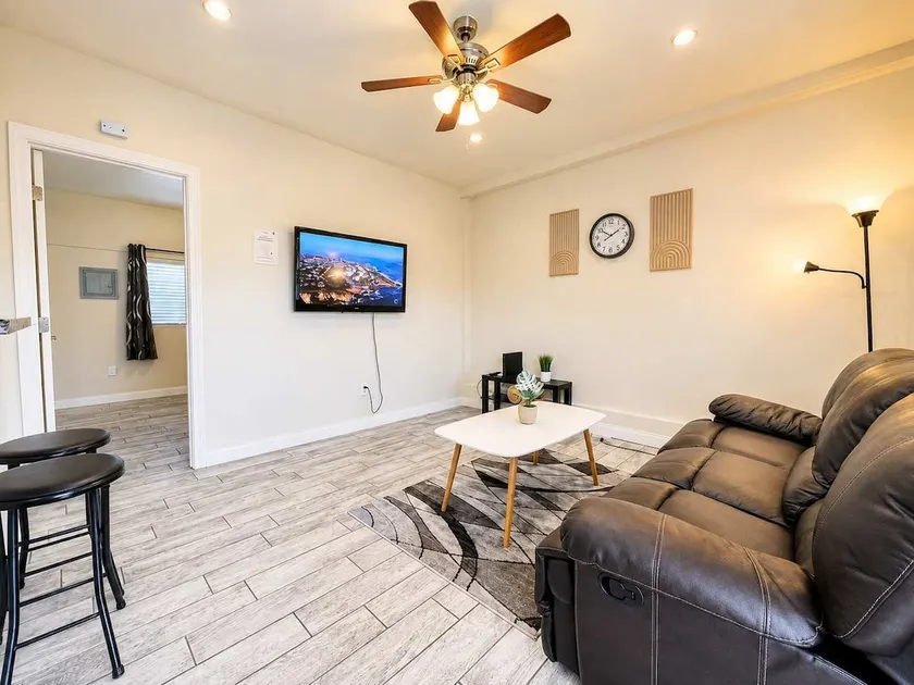 Modern Stay Near Downtown & Naval Base - Image 1