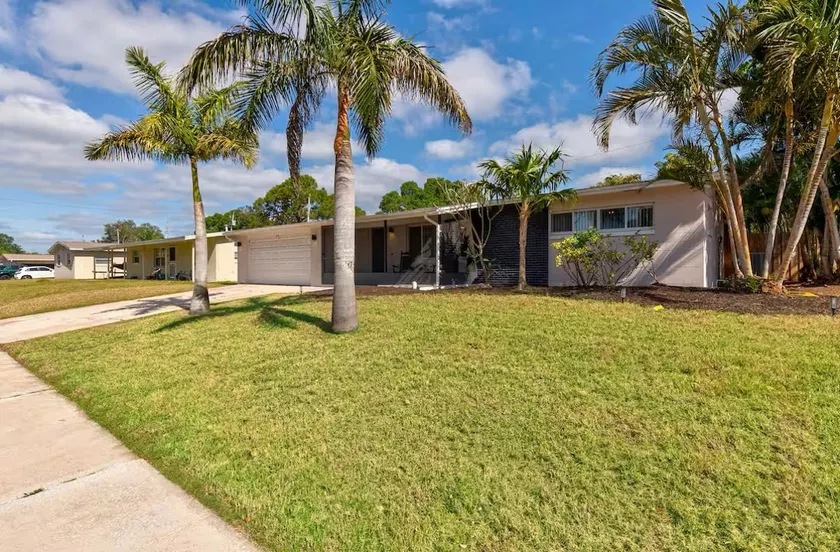Island Vacation Home/ Minutes from the Beach! - Image 1