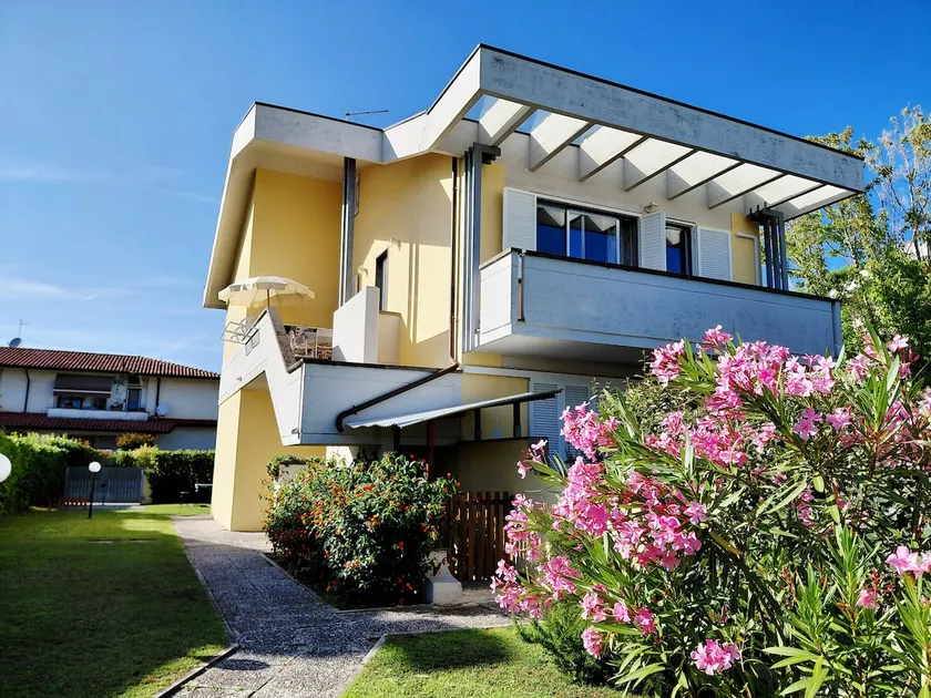 House with garden in Lido di Camaiore - Image 1