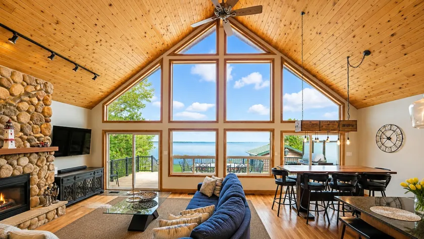 Resort-Style Luxury Waterfront Cottage - Image 1