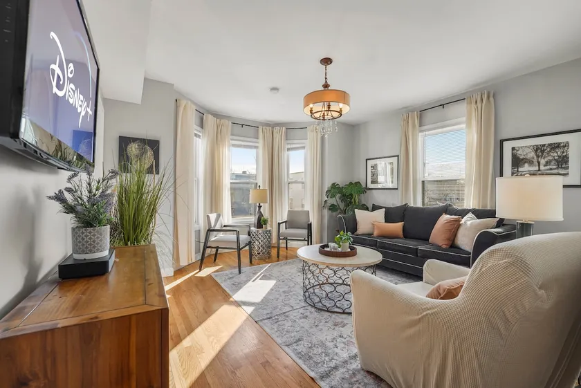 4BR Steps to Train to Downtown | Parking - Image 1