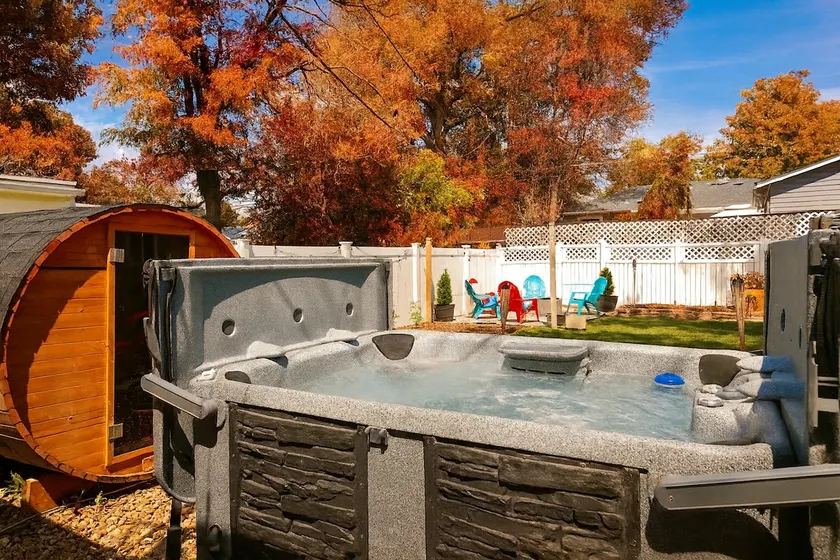 Luxury 4b/3b Hot tub, Sauna, Home Gym, Fenced yard - Image 1