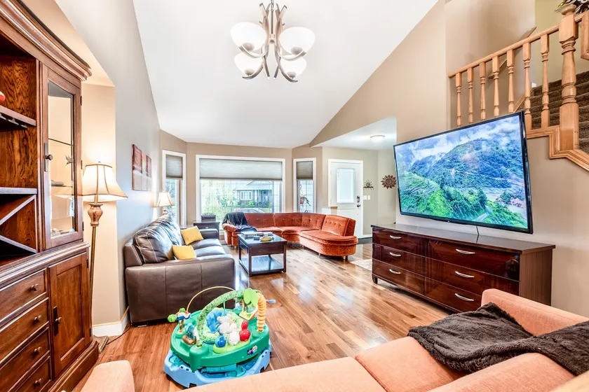 Family Home w/ Swim Spa and Lake Views in High River - Image 1