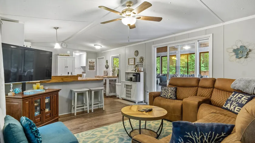 Lake Gaston cozy water front cottage, boat slip - Image 1