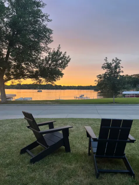 Lakefront Home in Quiet Neighborhood - Image 1