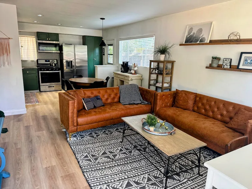 Cozy 2 BR - Located in Quiet Downtown Neighborhood - Image 1