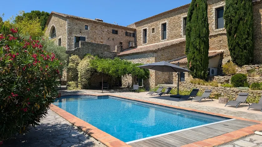 Family Holidays - 5* Farmhouse with Pool & Pets - Image 1