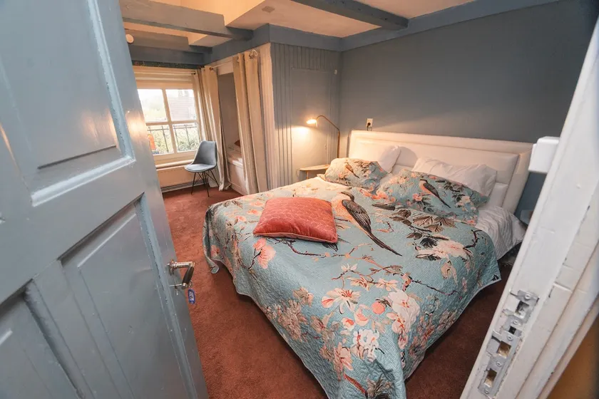 Experience the Betuwe in 'Schenkhuys' Blue Room - Image 1