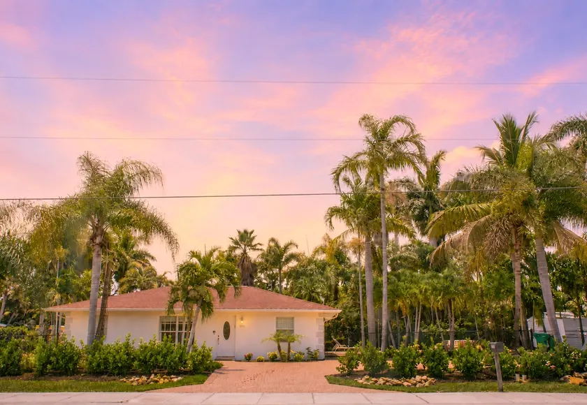 Estey Oasis. Heated Pool! Close to Beaches/5th Ave! - Image 1