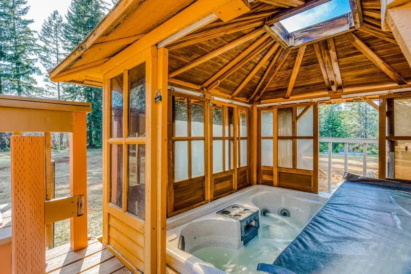 Spacious Two-Story Home withPrivate Hot Tub, Free - Image 1