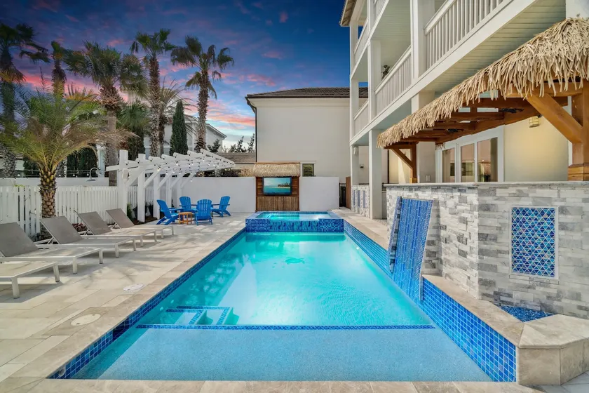 Vast Cay Castle With Private Beach And Game Room - Image 1