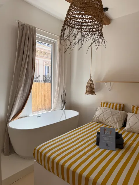 Suite1 Balcony&Bathtub 5th floor stairs Canebiere - Image 1