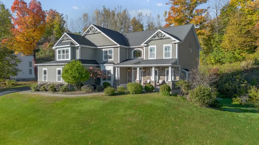 Luxurious Fayetteville Home-5 Bedroom - Image 1